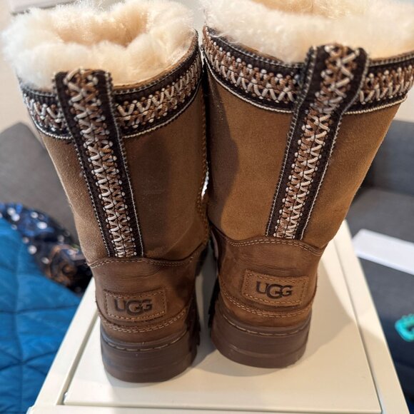 Ugg Big Kids Classic Short TrailGazer boot- Size 2 girls- Chestnut - Picture 2 of 4